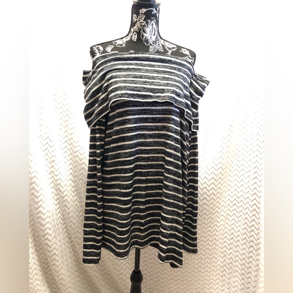a.n.a xxl off the shoulder sweater. Excellent condition.
